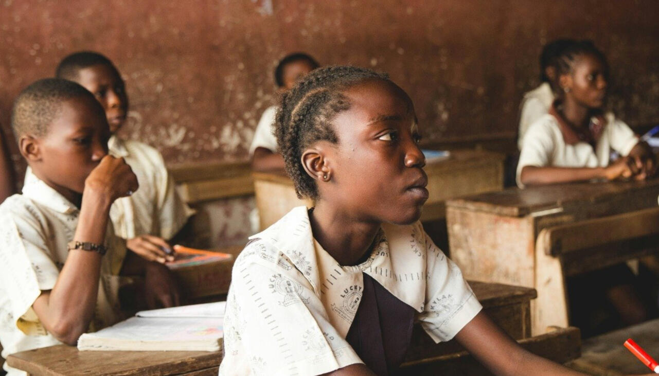 Access to education in rural Cameroon Children attending school in Fondjomekwet, Cameroon — access to education through Village en Livres